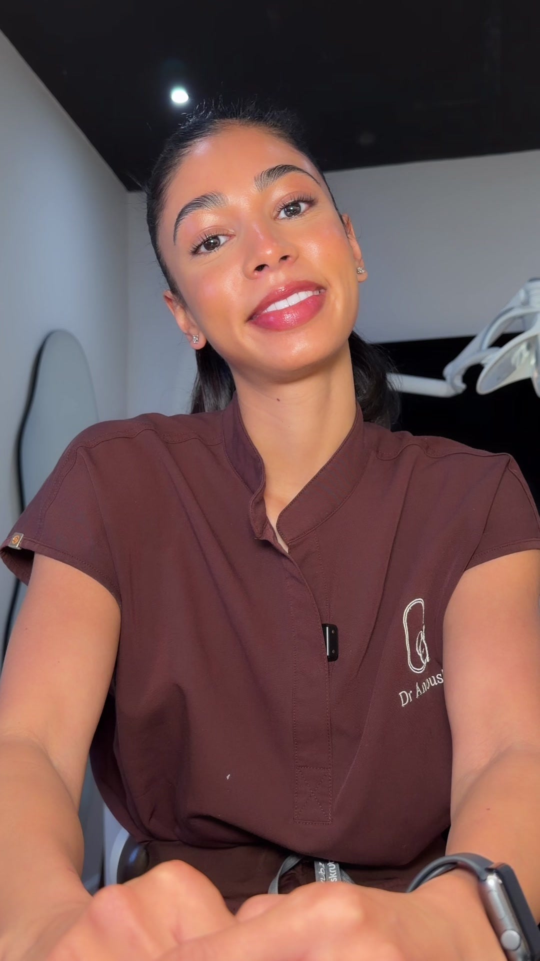 Dr. Anouska hablando en su consultorio dental