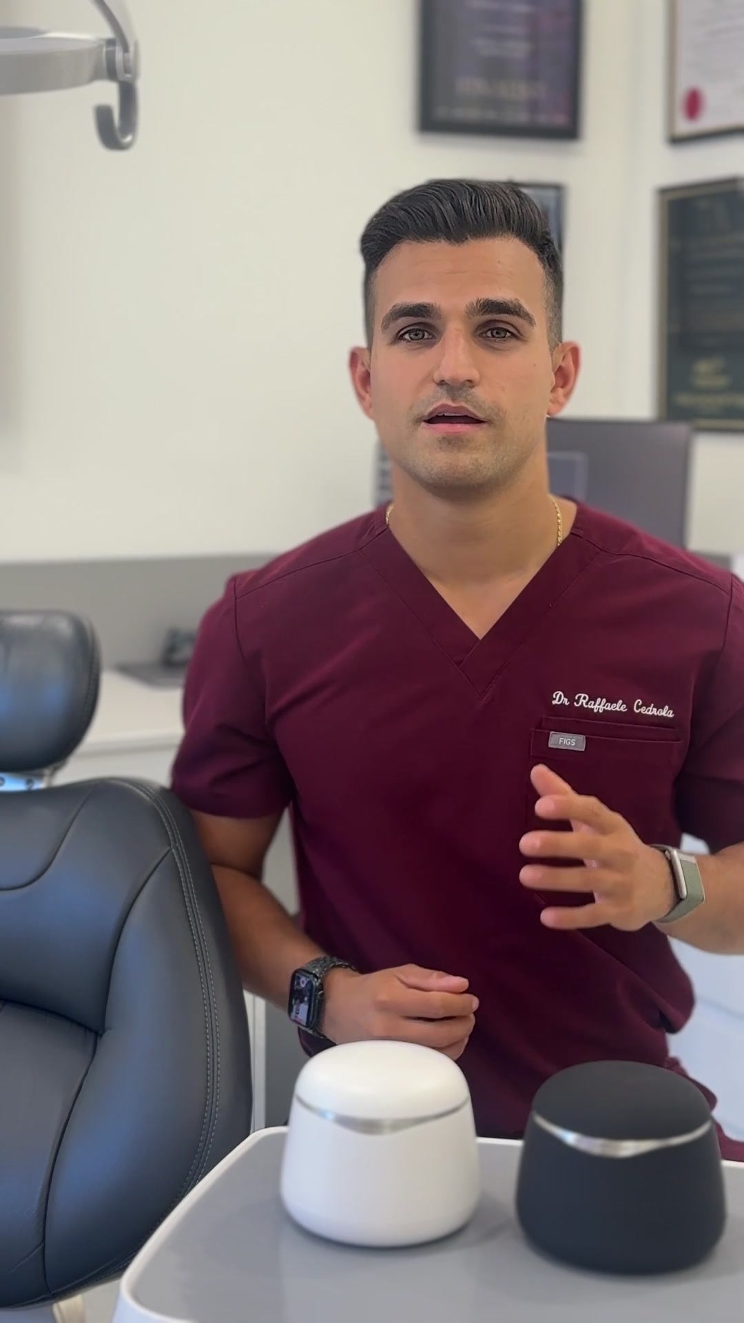 Dr. Raffaele Cedrola hablando en su consulta dental